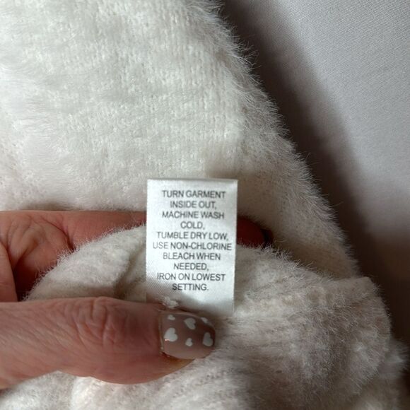 L.A Hearts/PacSun Fluffy White Three Button Cardigan. Size XS. - Picture 9 of 9